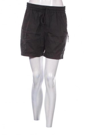 Damen Shorts Dan Fox X About You, Größe M, Farbe Schwarz, Preis € 12,99