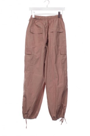 Damskie spodnie Bershka, Rozmiar XS, Kolor Popielaty róż, Cena 92,09 zł