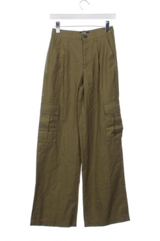 Γυναικείο παντελόνι Pull&Bear, Μέγεθος XS, Χρώμα Πράσινο, Τιμή 24,00 €