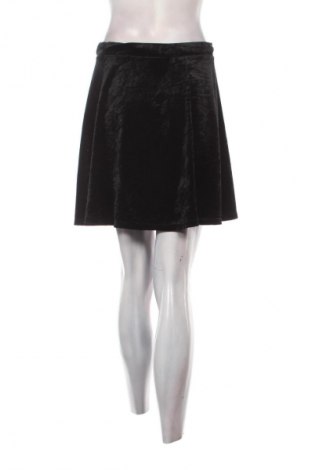 Пола H&M Divided, Размер M, Цвят Черен, Цена 4,99 лв.