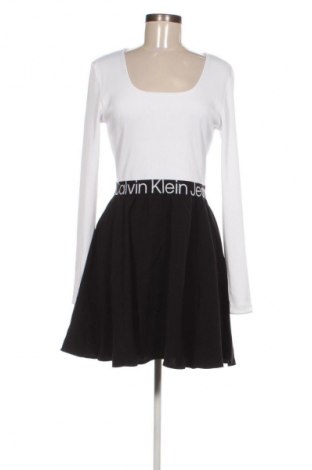 Рокля Calvin Klein Jeans, Размер M, Цвят Многоцветен, Цена 167,99 лв.