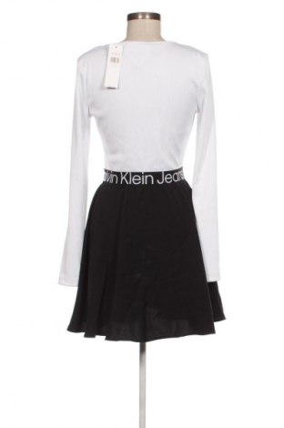 Рокля Calvin Klein Jeans, Размер M, Цвят Многоцветен, Цена 167,99 лв.