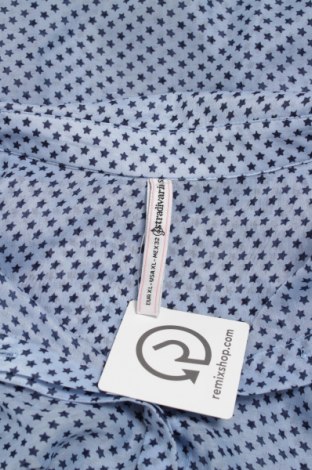 Γυναικείο πουκάμισο Stradivarius, Μέγεθος L, Χρώμα Μπλέ, Τιμή 15,98 €