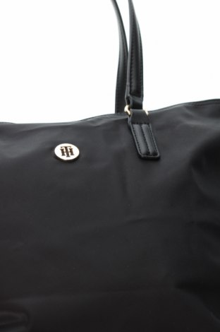 Дамска чанта Tommy Hilfiger, Цвят Черен, Цена 136,00 лв.