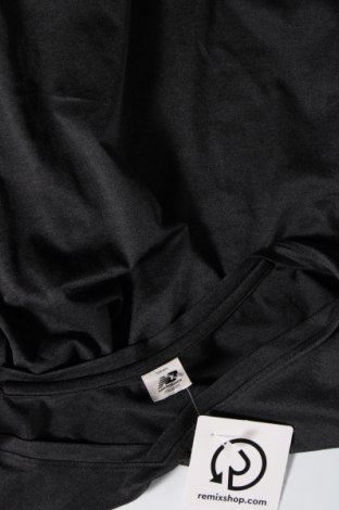 Γυναικείο t-shirt New Balance, Μέγεθος M, Χρώμα Μαύρο, Τιμή 12,00 €