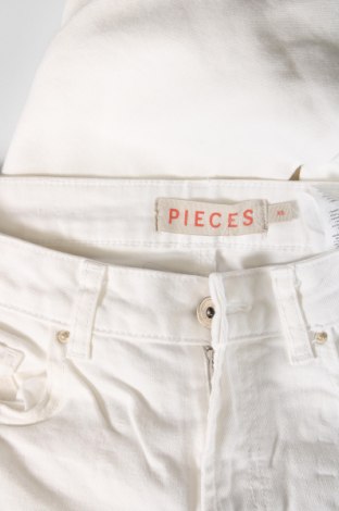Damskie jeansy Pieces, Rozmiar XS, Kolor Biały, Cena 76,77 zł