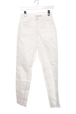 Damskie jeansy Pieces, Rozmiar XS, Kolor Biały, Cena 76,77 zł