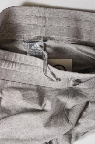 Pantaloni scurți de femei Adidas, Mărime M, Culoare Gri, Preț 78,95 Lei