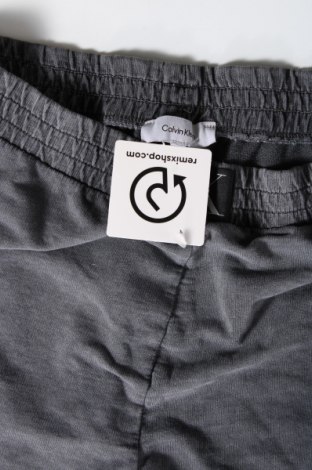 Дамски къс панталон Calvin Klein, Размер S, Цвят Сив, Цена 101,46 лв.