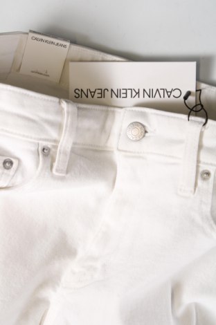 Дамски къс панталон Calvin Klein Jeans, Размер L, Цвят Бял, Цена 54,50 лв.