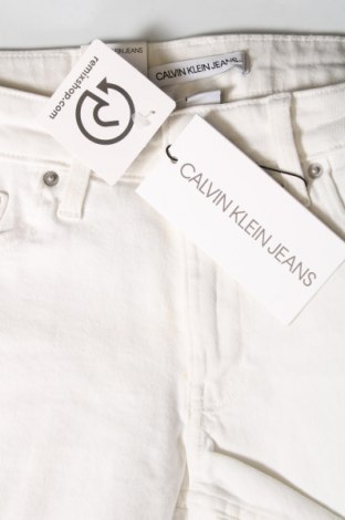 Дамски къс панталон Calvin Klein Jeans, Размер S, Цвят Бял, Цена 54,50 лв.