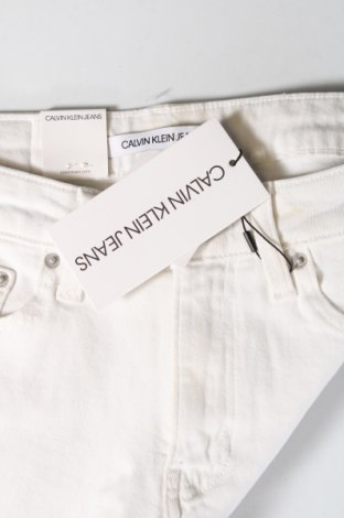 Γυναικείο κοντό παντελόνι Calvin Klein Jeans, Μέγεθος S, Χρώμα Λευκό, Τιμή 32,03 €