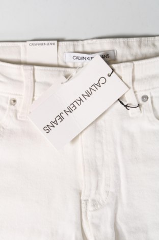 Дамски къс панталон Calvin Klein Jeans, Размер S, Цвят Бял, Цена 65,40 лв.