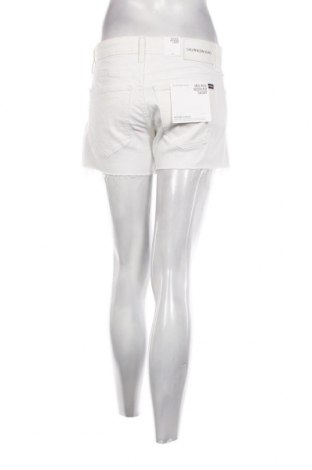 Дамски къс панталон Calvin Klein Jeans, Размер S, Цвят Бял, Цена 65,40 лв.