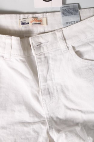 Дамски къс панталон Clockhouse, Размер M, Цвят Бял, Цена 19,00 лв.