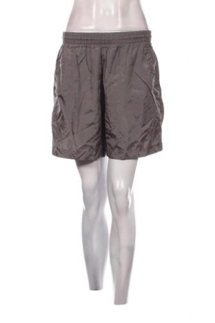 Pantaloni scurți de femei Essence, Mărime L, Culoare Gri, Preț 62,50 Lei