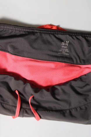 Дамски къс панталон H&M Sport, Размер M, Цвят Сив, Цена 19,00 лв.