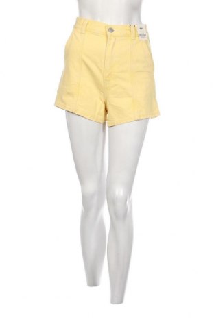 Дамски къс панталон Levi's, Размер S, Цвят Жълт, Цена 58,14 лв.