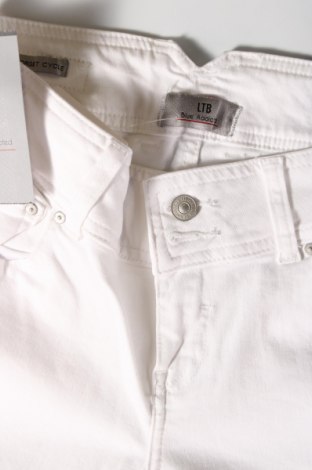 Дамски къс панталон Ltb, Размер M, Цвят Бял, Цена 26,64 лв.
