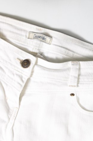 Pantaloni scurți de femei Pimkie, Mărime M, Culoare Alb, Preț 26,93 Lei