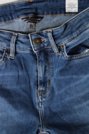 Pantaloni scurți de femei Tommy Hilfiger, Mărime M, Culoare Albastru, Preț 144,74 Lei