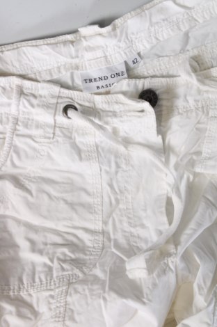 Дамски панталон Trend One, Размер L, Цвят Бял, Цена 8,99 лв.