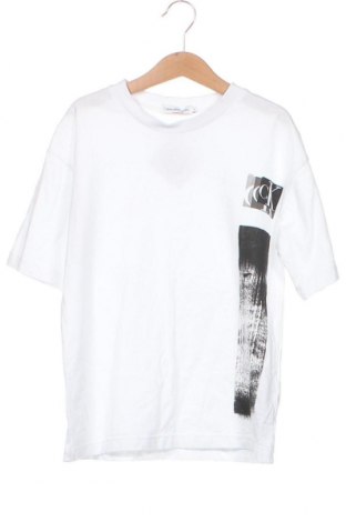 Детска тениска Calvin Klein, Размер 7-8y/ 128-134 см, Цвят Бял, Цена 37,40 лв.