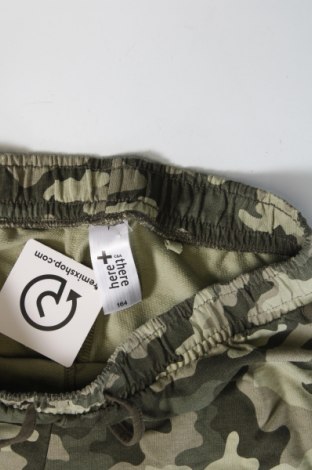 Детски къс панталон Here+There, Размер 12-13y/ 158-164 см, Цвят Зелен, Цена 7,14 лв.