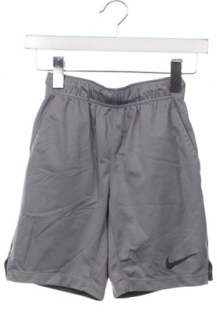 Παιδικό κοντό παντελόνι Nike, Μέγεθος 7-8y/ 128-134 εκ., Χρώμα Γκρί, Τιμή 11,75 €