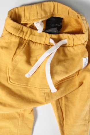 Детско спортно долнище H&M, Размер 9-12m/ 74-80 см, Цвят Жълт, Цена 11,02 лв.