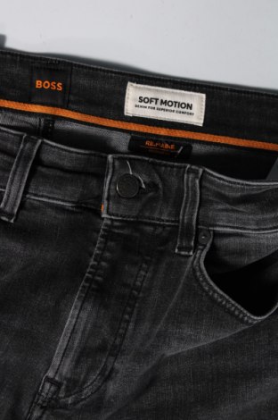 Pánske džínsy  Boss Orange, Veľkosť M, Farba Sivá, Cena  96,39 €