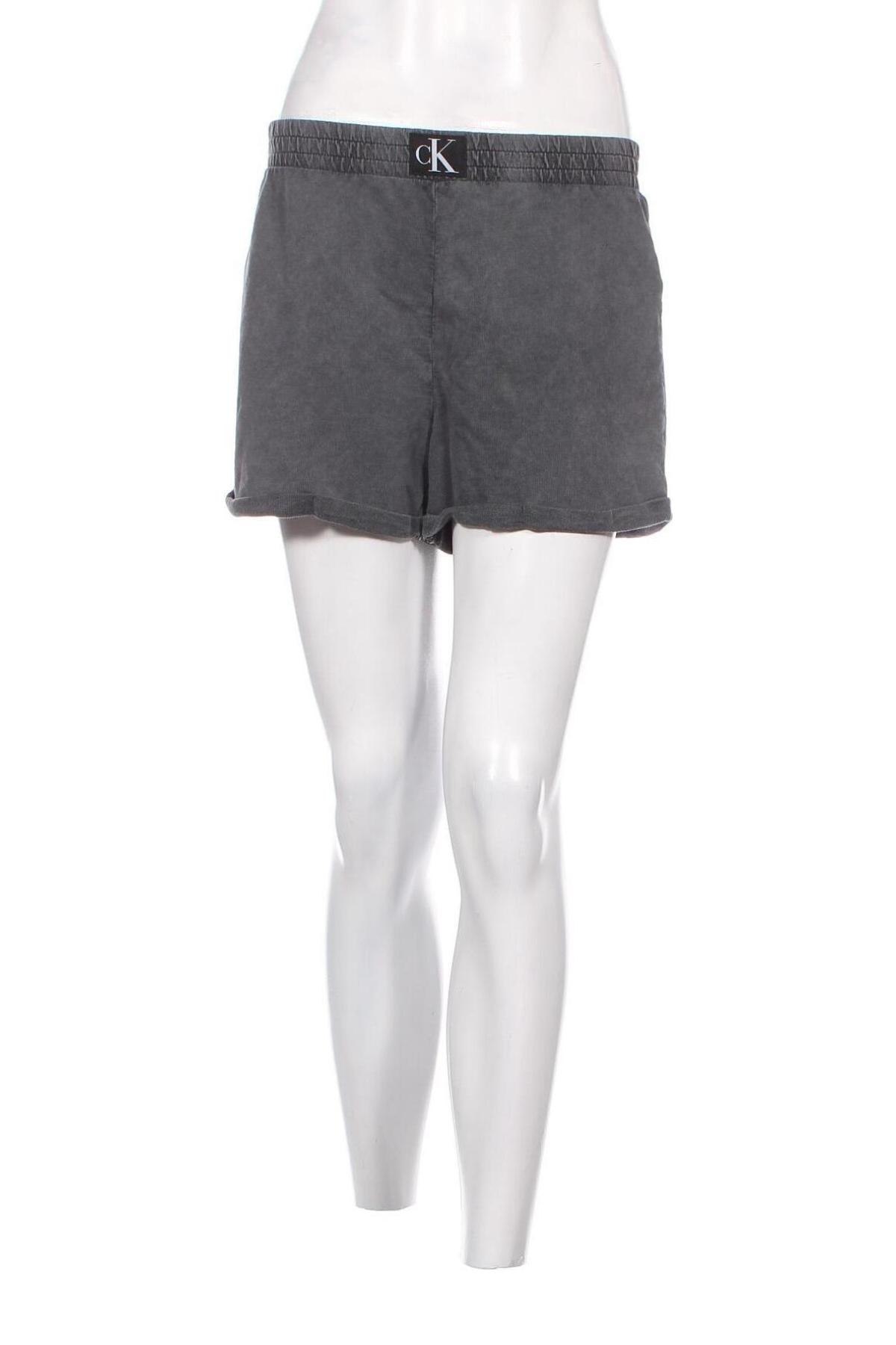 Дамски къс панталон Calvin Klein, Размер S, Цвят Сив, Цена 101,46 лв.
