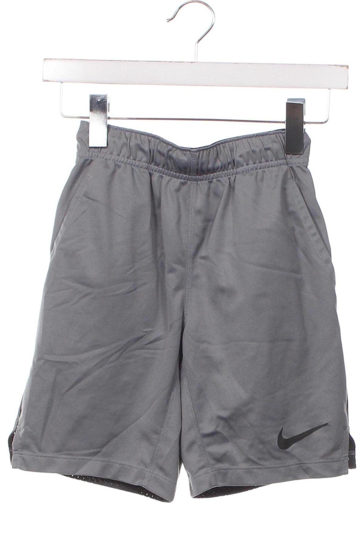 Παιδικό κοντό παντελόνι Nike, Μέγεθος 7-8y/ 128-134 εκ., Χρώμα Γκρί, Τιμή 11,75 €