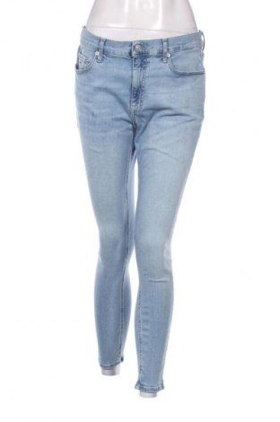 Дамски дънки Tommy Jeans, Размер L, Цвят Син, Цена 184,99 лв.