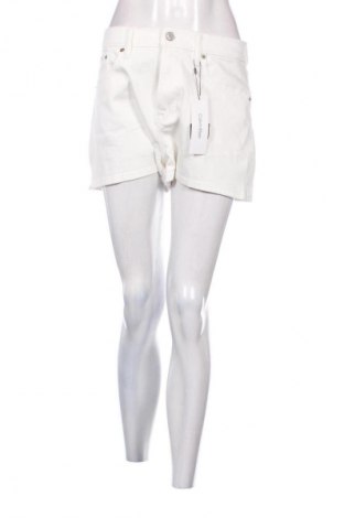 Pantaloni scurți de femei Calvin Klein Jeans, Mărime M, Culoare Alb, Preț 376,99 Lei