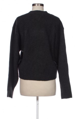 Дамски пуловер Tommy Jeans, Размер M, Цвят Сив, Цена 204,99 лв.