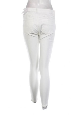 Γυναικείο Τζίν Bershka, Μέγεθος M, Χρώμα Λευκό, Τιμή 12,80 €