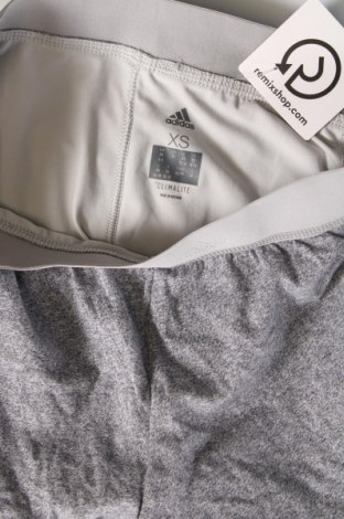 Damen Shorts Adidas, Größe XS, Farbe Grau, Preis 16,70 €