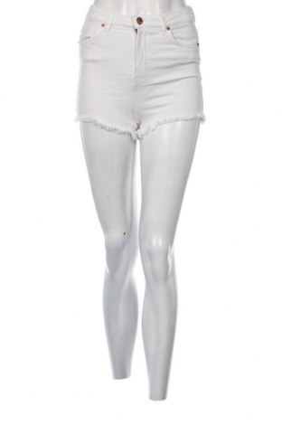 Γυναικείο κοντό παντελόνι Bershka, Μέγεθος S, Χρώμα Λευκό, Τιμή 5,48 €