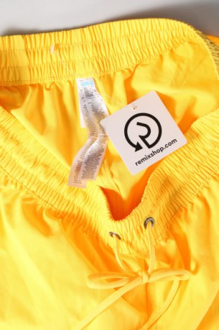 Γυναικείο κοντό παντελόνι Censored, Μέγεθος M, Χρώμα Κίτρινο, Τιμή 11,75 €