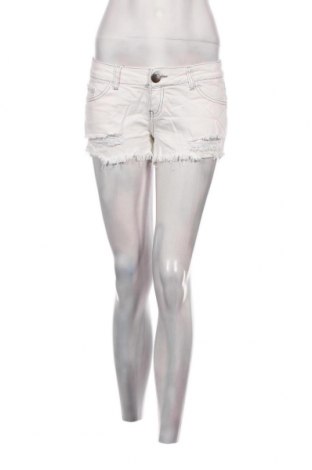 Γυναικείο κοντό παντελόνι Cipo & Baxx, Μέγεθος M, Χρώμα Λευκό, Τιμή 3,86 €