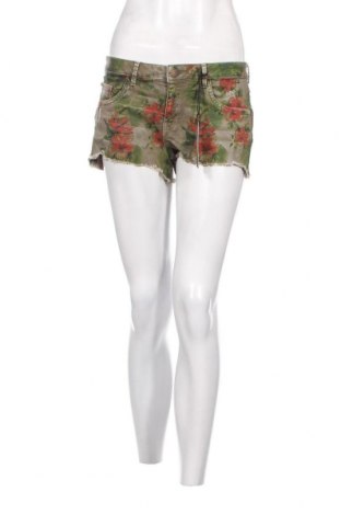 Γυναικείο κοντό παντελόνι Guess, Μέγεθος M, Χρώμα Πολύχρωμο, Τιμή 35,05 €