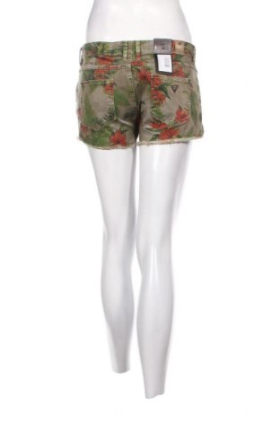 Γυναικείο κοντό παντελόνι Guess, Μέγεθος M, Χρώμα Πολύχρωμο, Τιμή 35,05 €
