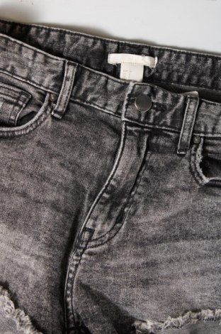Pantaloni scurți de femei H&M, Mărime S, Culoare Gri, Preț 23,75 Lei