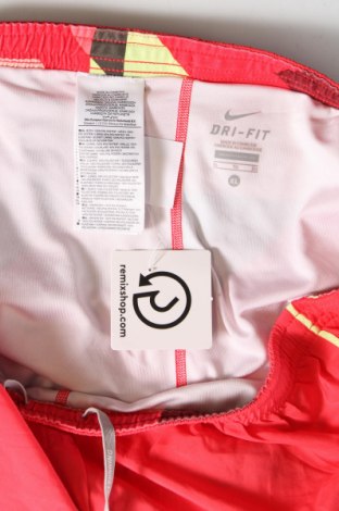 Γυναικείο κοντό παντελόνι Nike, Μέγεθος XL, Χρώμα Κόκκινο, Τιμή 8,91 €