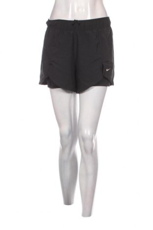 Γυναικείο κοντό παντελόνι Nike, Μέγεθος M, Χρώμα Μαύρο, Τιμή 14,85 €