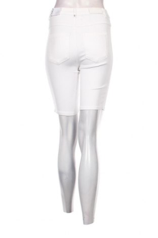 Дамски къс панталон ONLY, Размер M, Цвят Бял, Цена 13,20 лв.