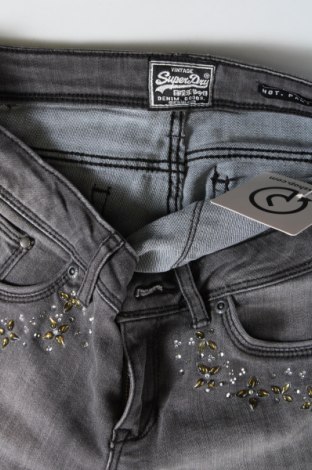 Γυναικείο κοντό παντελόνι Superdry, Μέγεθος M, Χρώμα Γκρί, Τιμή 5,44 €