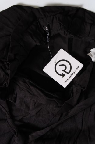 Γυναικείο κοντό παντελόνι U2B, Μέγεθος L, Χρώμα Μαύρο, Τιμή 8,63 €