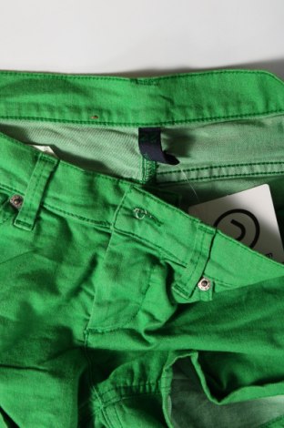 Damskie szorty United Colors Of Benetton, Rozmiar S, Kolor Zielony, Cena 76,77 zł